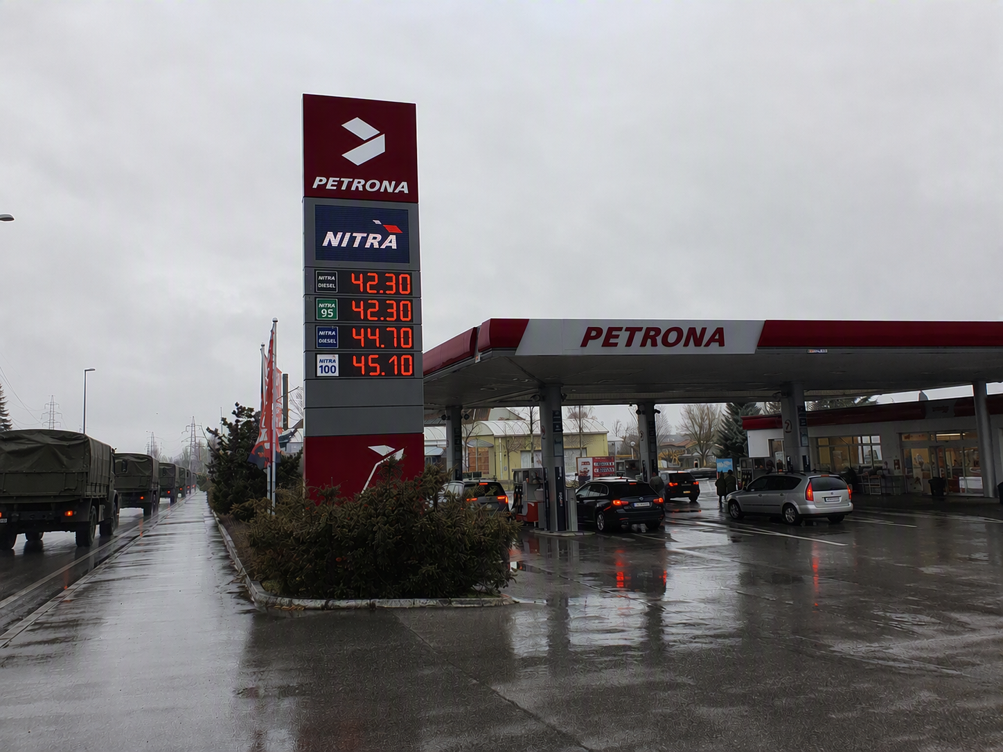 Panika u pump nepomůže nikomu. Armáda potřebuje palivo, civilisté také